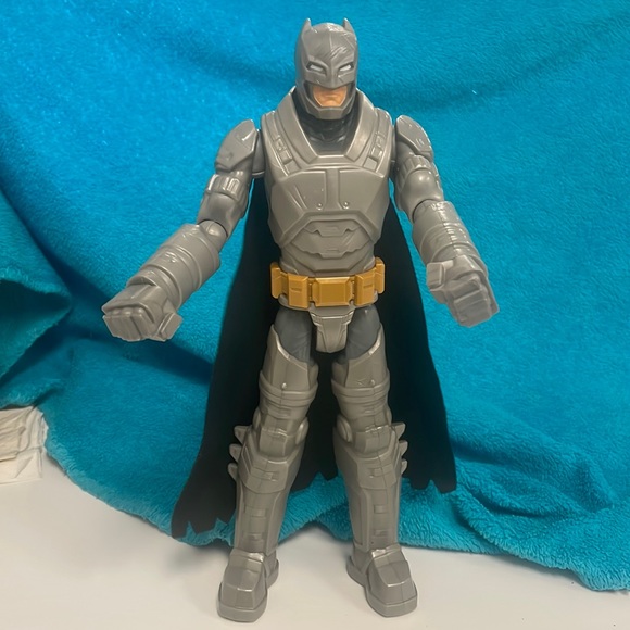 Mattel Batman Vs Superman – Figura Batman Con Armatura | 30 Cm, Luci E Suoni, Frasi Iconiche, Ali Dinamiche